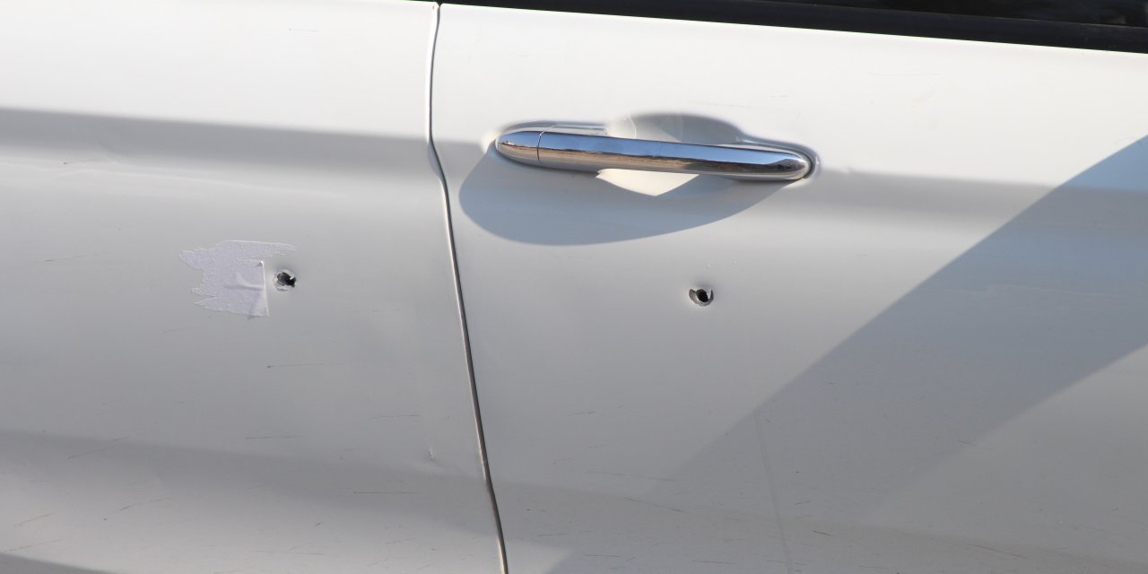 Motosikletli şüpheliler, seyir halindeki otomobile kurşun yağdırdı: 1 yaralı