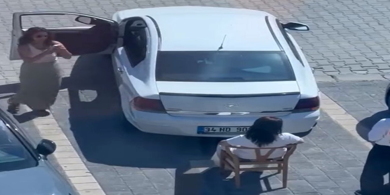 Sandalyeye oturarak kadın sürücünün park etmesini engelledi