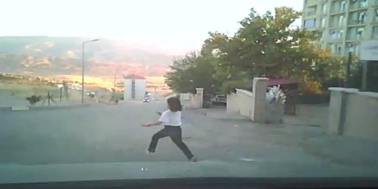 Şırnak'ta Yürekleri Ağza Getiren An: Küçük Kız Aracın Önüne Fırladı