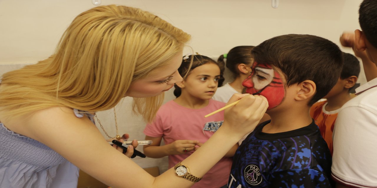 Daha önce hiç doğum günü kutlamayan çocuklar ilk kez bu sevinci yaşadı