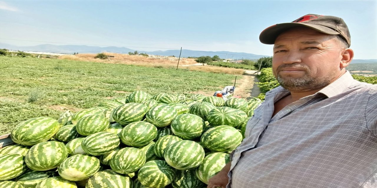 Tarlada para etmeyen karpuzu pazarda kendisi satıyor