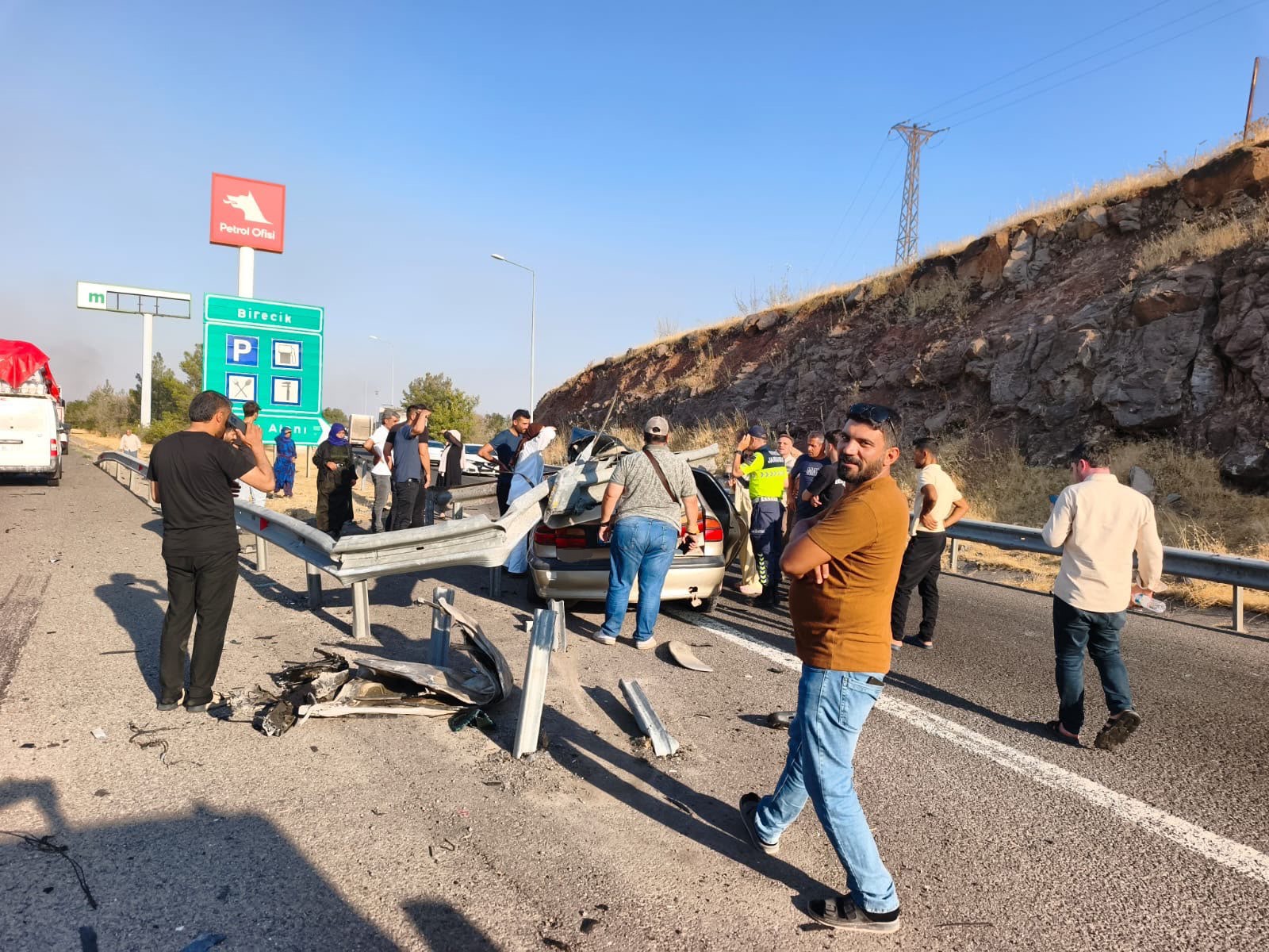 Şanlıurfa'da otomobil bariyerlere çarptı: 1 ölü, 1 yaralı