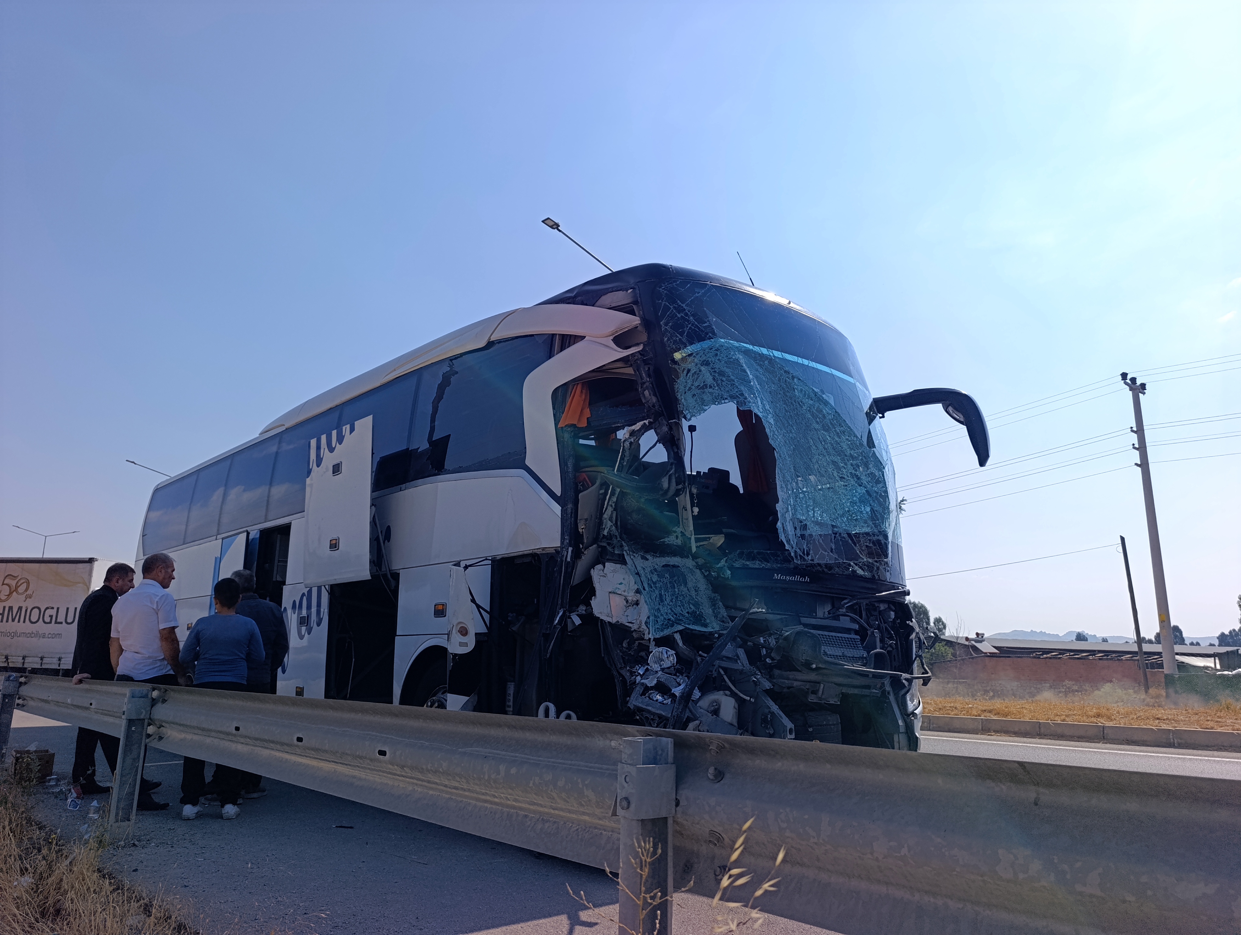 Yolcu otobüsü kamyonete çarptı: 1 ölü, 15 yaralı