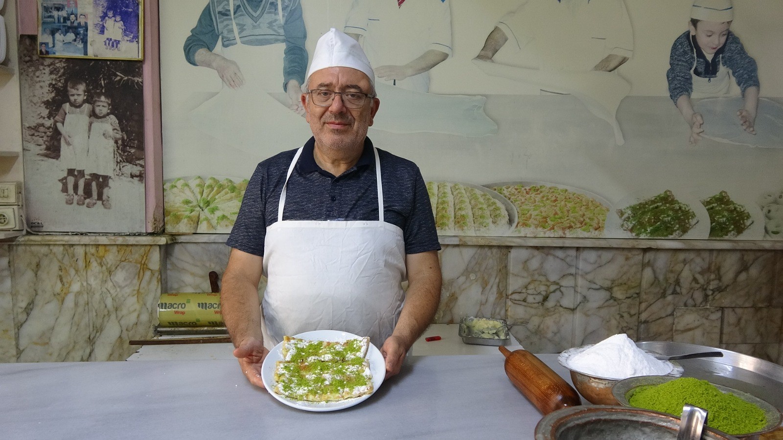 5 yaşında başladı, 63 yıldır katmer açıyor