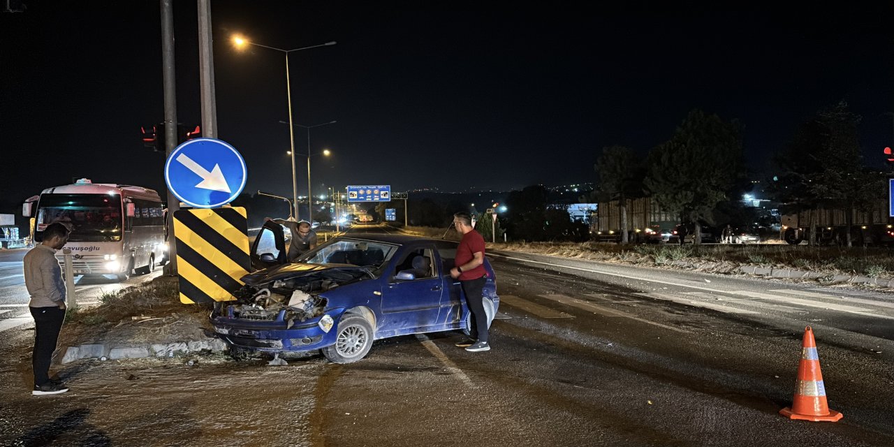 Kırmızı ışıkta geçen otomobil kamyonla çarpıştı