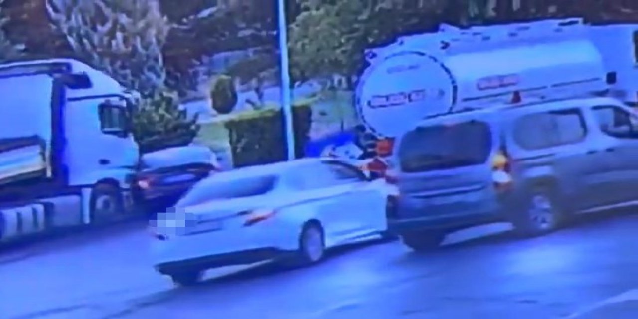 Kontrolsüz yola çıkan otomobil, tır tarafından sürüklendi