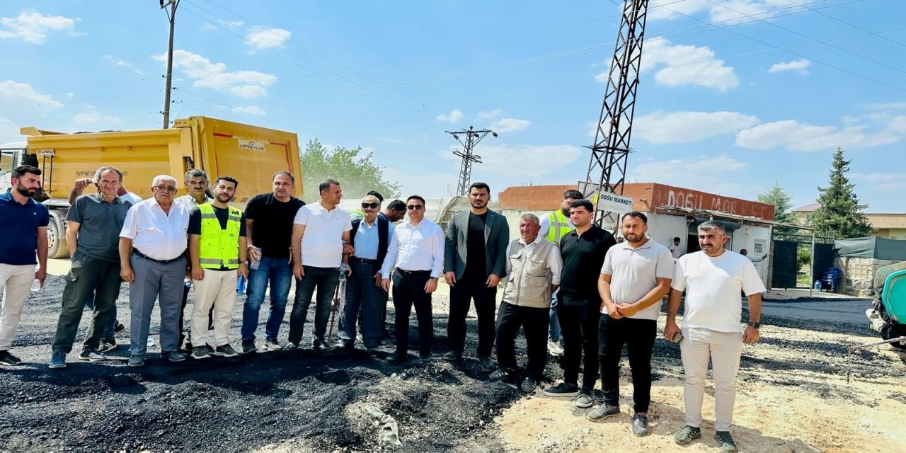 Şırnak'ta köy yolunda asfalt çalışması sürüyor