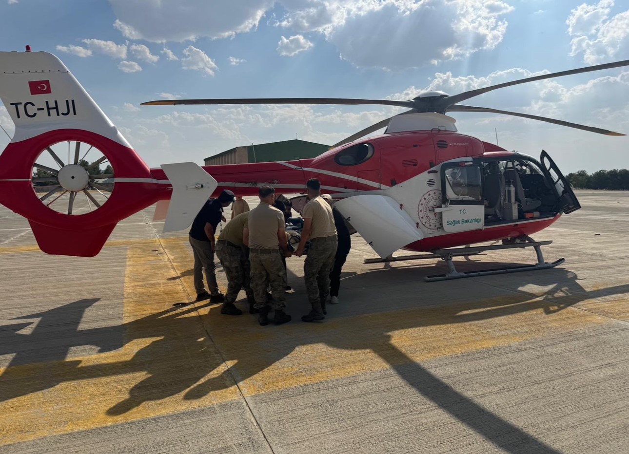 Siirt'te beyin kanaması geçiren kadın ambulans helikopterle hastaneye sevk edildi