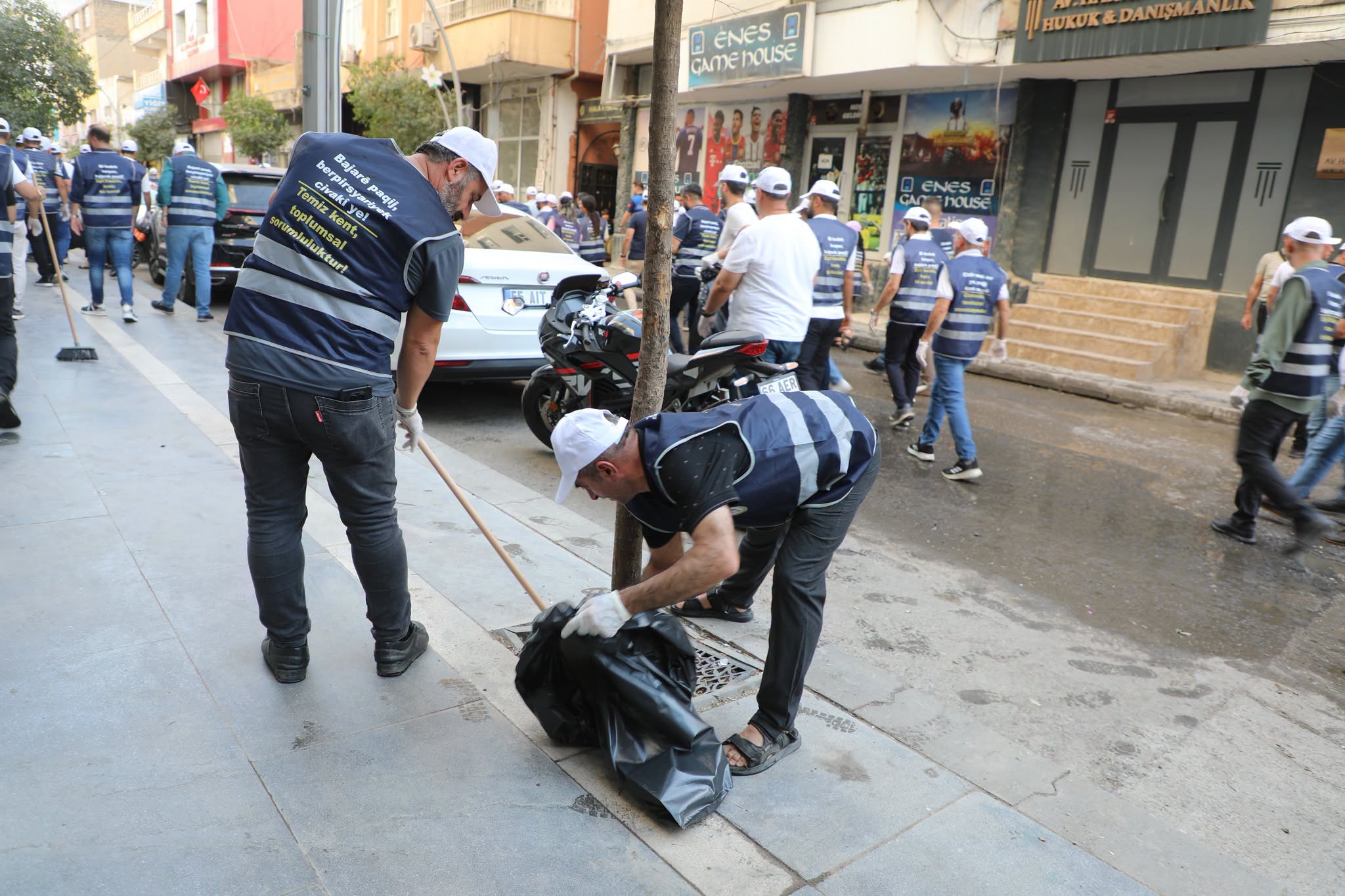 Cizre Belediyesi’nin "Kolektif Emekle Temiz Kentler" Kampanyası Devam Ediyor