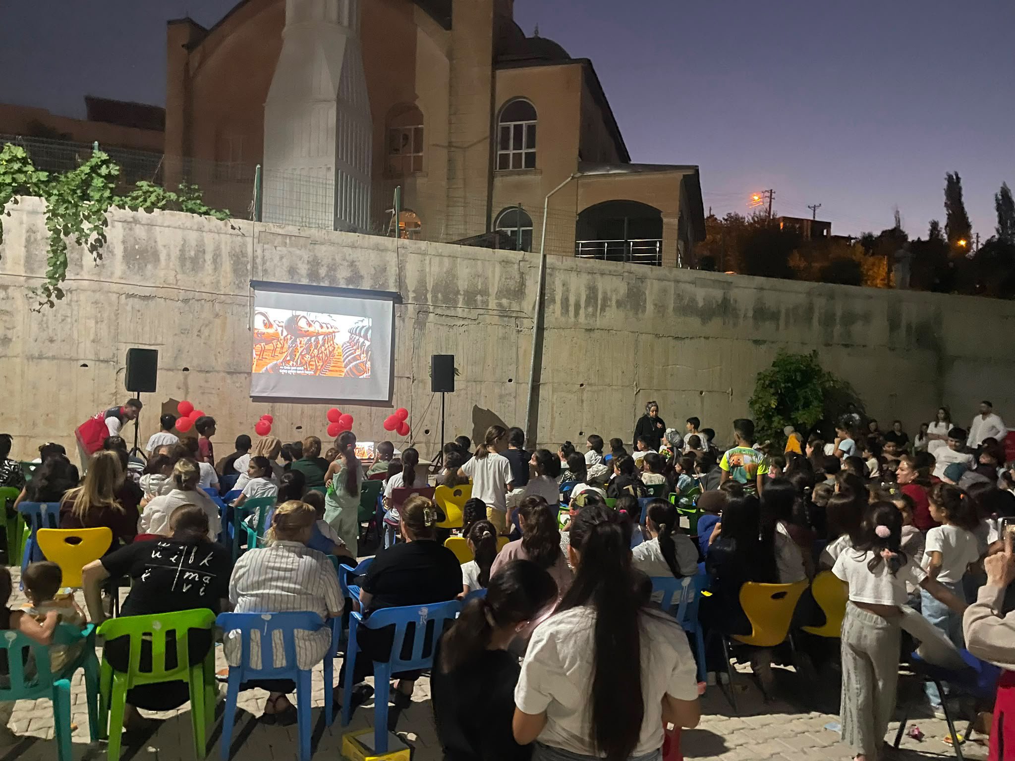 Uludere’de Beyaz Perde Çocuklar İçin Kuruldu; Miniklere Açık Havada Unutulmaz Sinema Keyfi