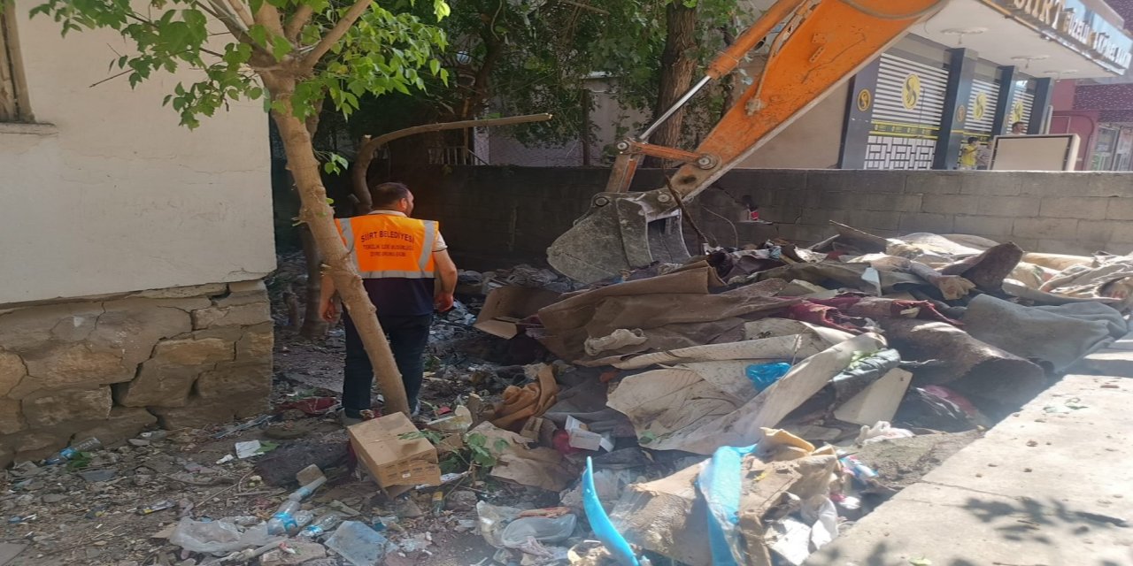 İki Katlı Ev Değil Sanki Çöp Deposu! Ekipler Bile Şoke Oldu