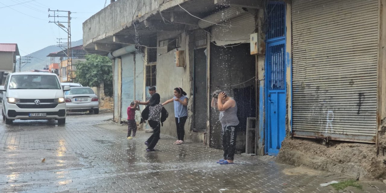 Yaz yağmuru altında çocukların duş keyfi