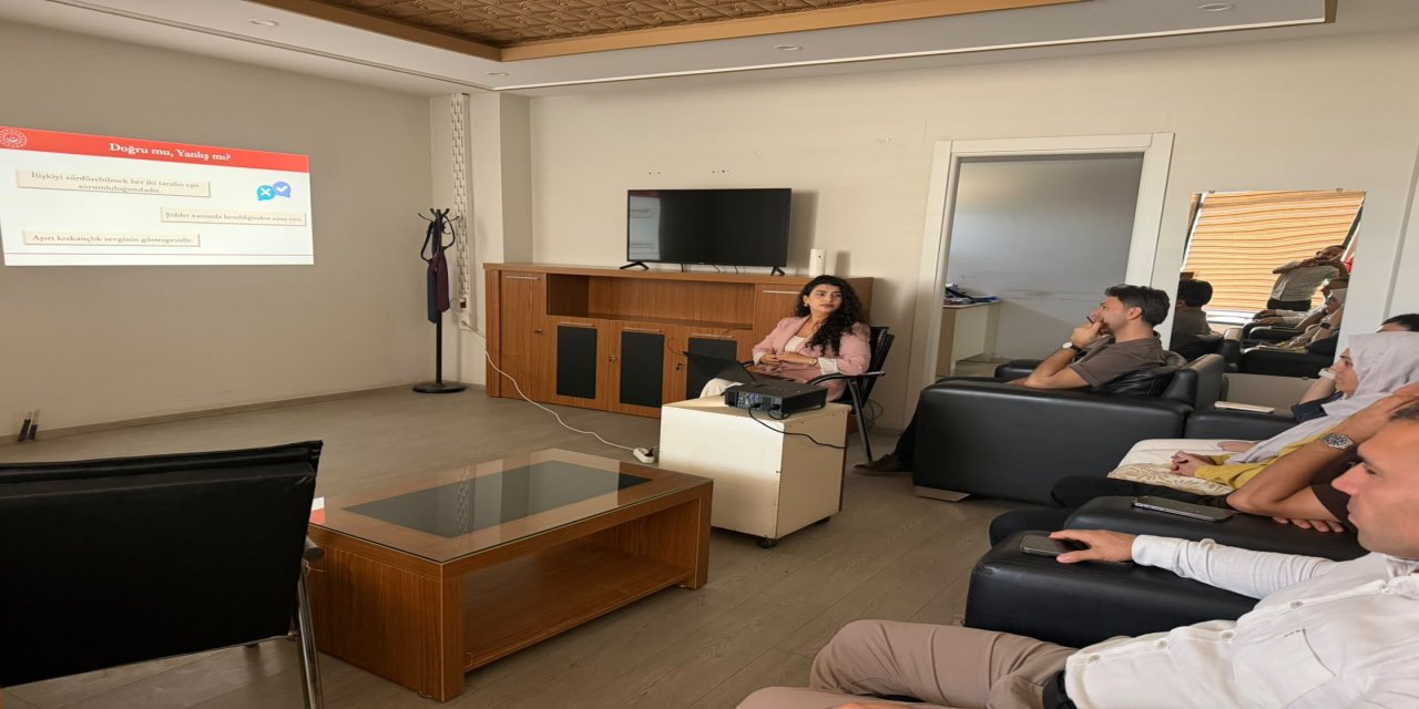 Silopi’de dikkat çeken eğitim! Kamu personeline kadına yönelik şiddetle mücadele anlatıldı