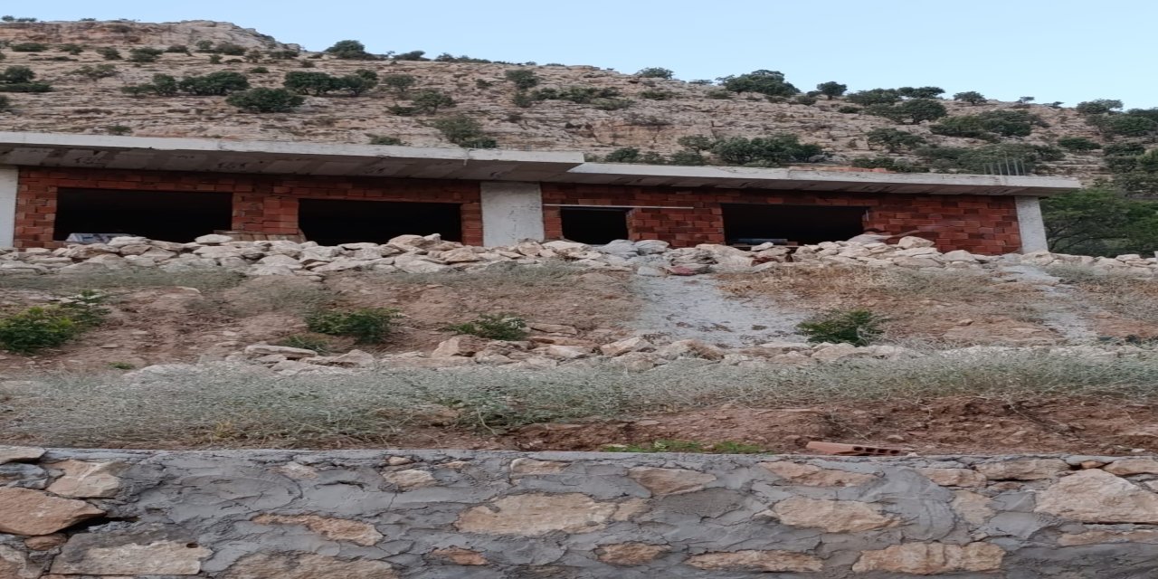 Gercüş’te iskeleden düşen taş ustası ağır yaralandı