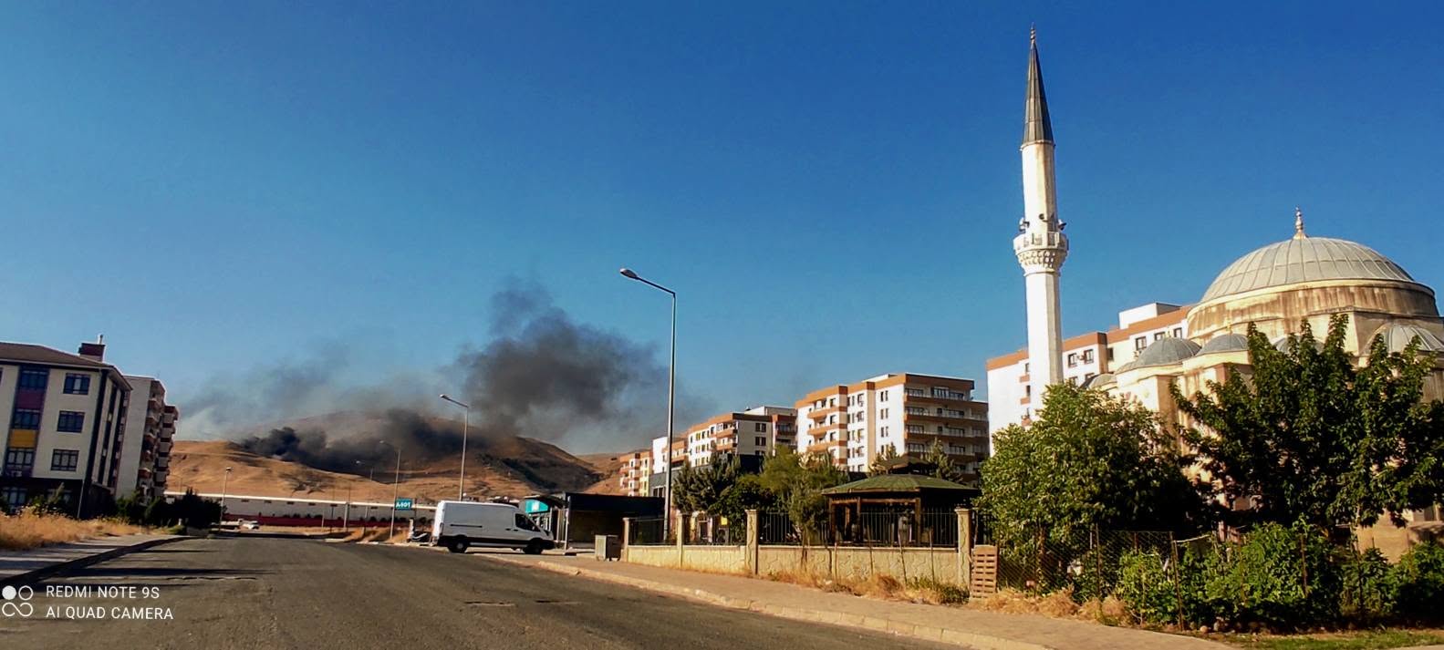 Cizre’de Cumhuriyet ve Konak Mahallesi Sakinlerinden Çöp Tepkisi: Nefes Alamaz Hale Geldik!