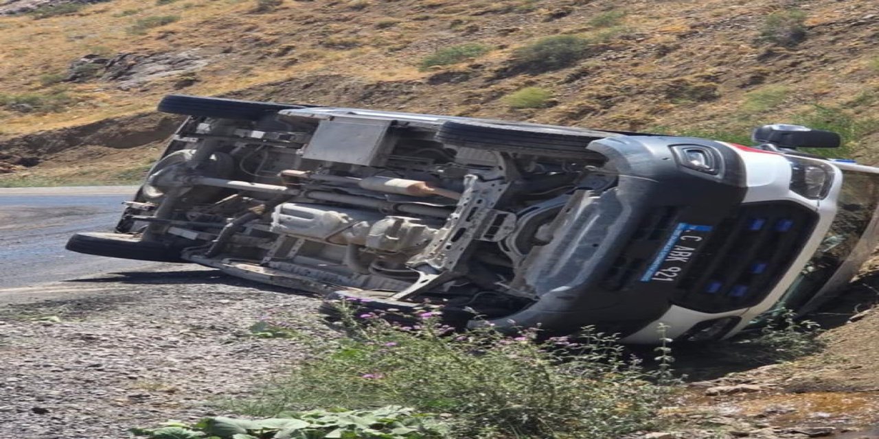 Siirt’te hastaya giden ambulans devrildi