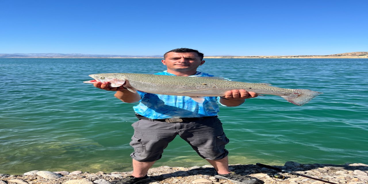 Amatör balıkçı oltayla 5,5 kiloluk alabalık yakaladı