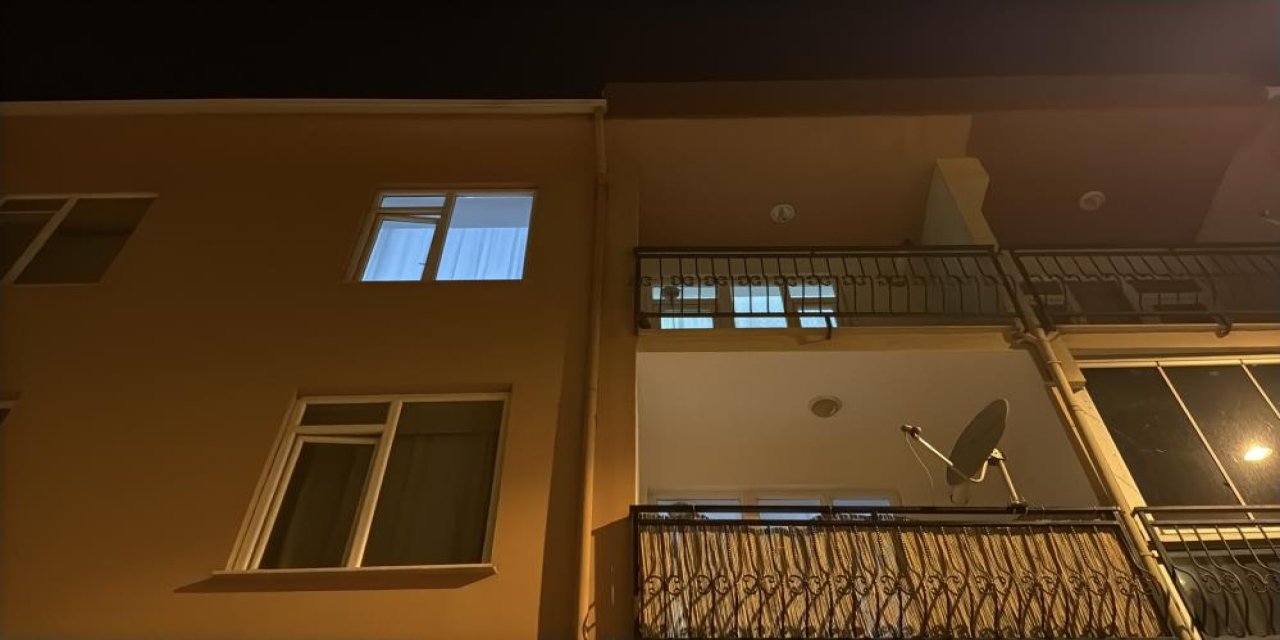 Daire kapısını kıran kasklı 3 şüpheli uyuşturucu dolu 3 koliyi kaçırdı