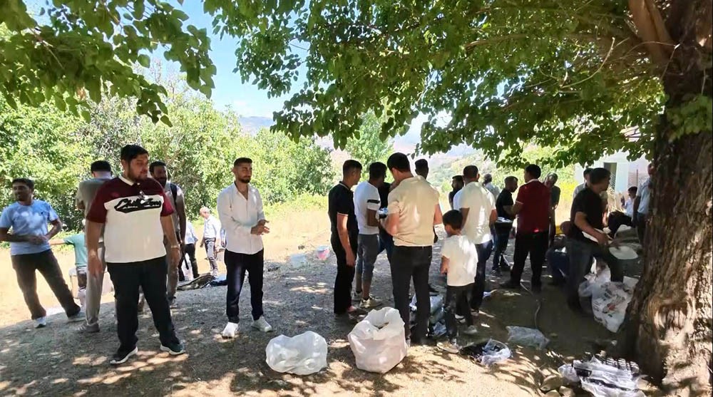 Binlerce kişi asırlık gelenekte bir araya geldi