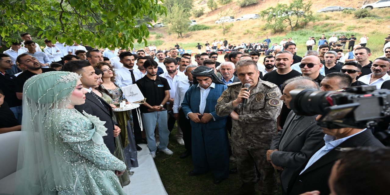 Şırnak’ta Mutlu Gün! Polis Memuru ile Kanaat Önderinin Kızı Nişanlandı