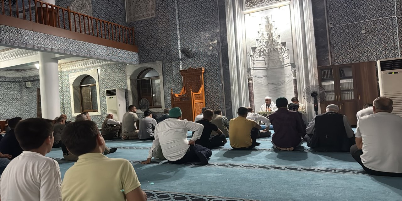 Şırnak'ta vatandaşlar Mevlid Kandili'nde camilere akın etti