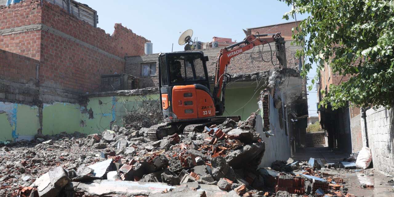 Bağlar’da 1 ayda 32 metruk yapı yıkıldı