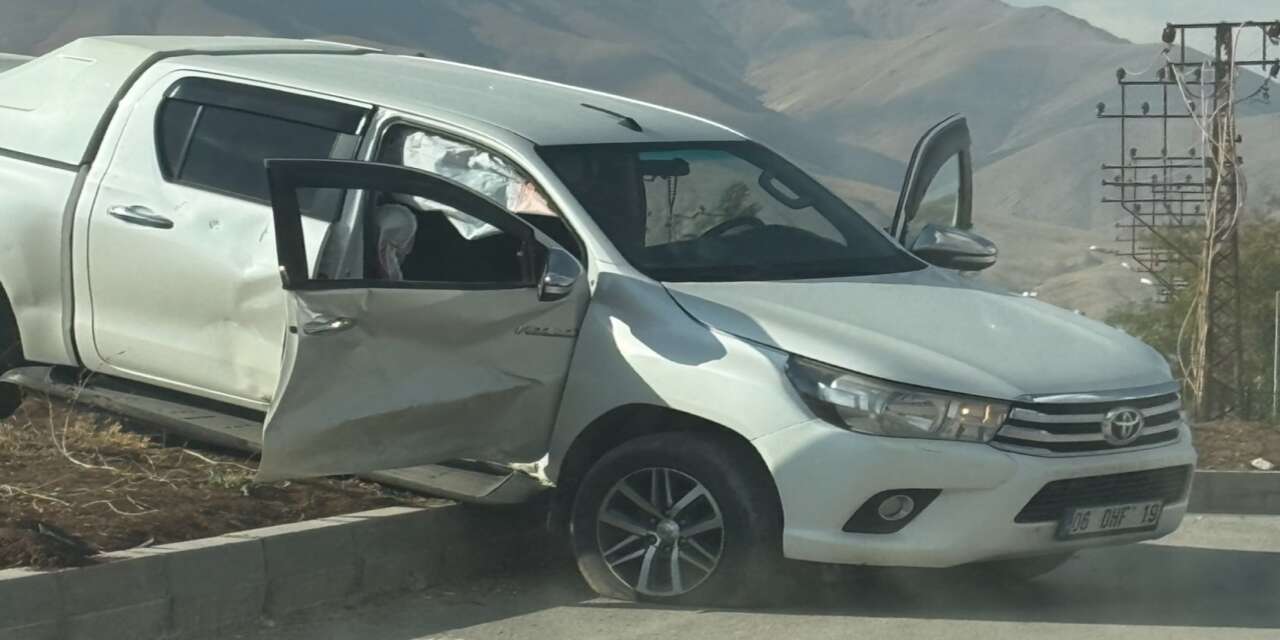 Yüksekova’da Kavşakta Şiddetli Çarpışma! Minibüs ile Pikap Çarpıştı: 4 Yaralı