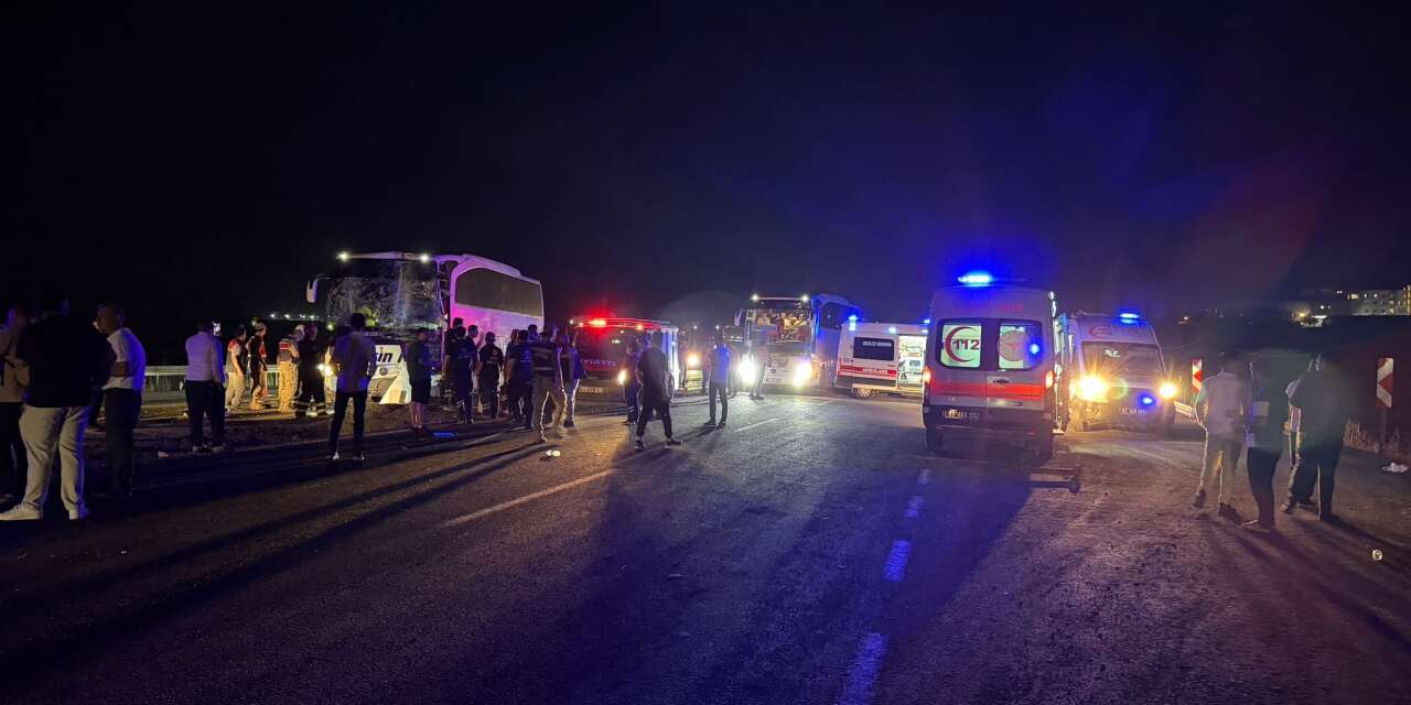Ahlat'tan dönen yolcu otobüsleri çarpıştı: 13 yaralı