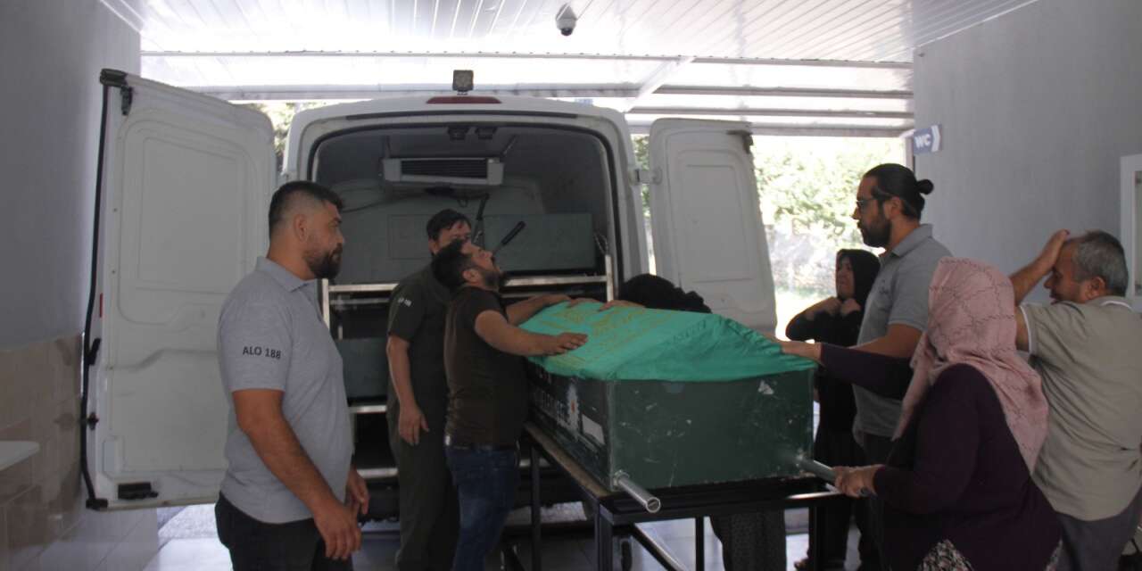 Geri manevra yapan baba bebeğini ezip öldürdü