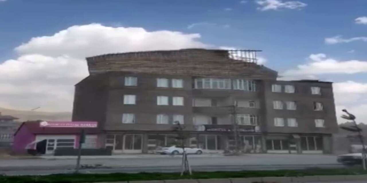 Yüksekova'da ani fırtına bir binanın çatısını uçurdu