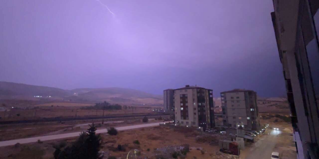 Gecenin sessizliğini gök gürültüsü bozdu