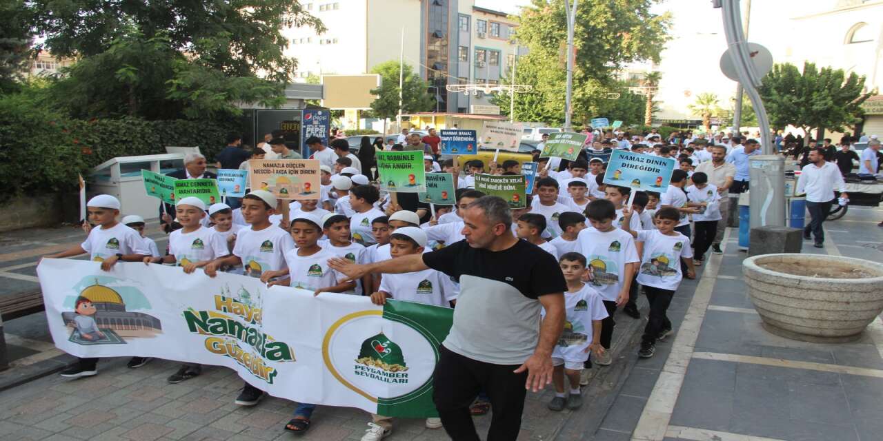 Cizre’de Minik Yüreklerden Anlamlı Yürüyüş! Yüzlerce Çocuk Hz. Nuh Camii’nde Saf Tuttu