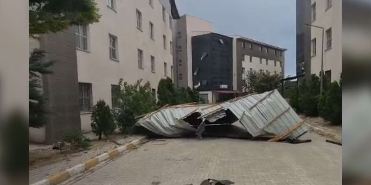 Van’da fırtına çatıları uçurdu