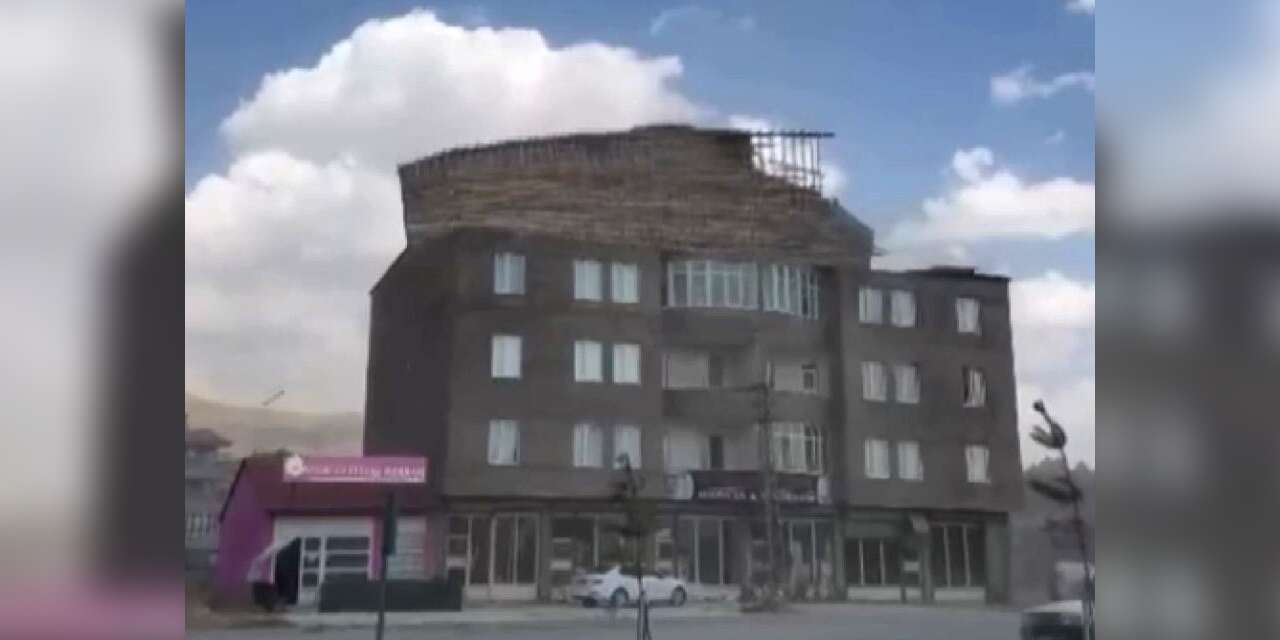 Yüksekova'da ani fırtına bir binanın çatısını uçurdu