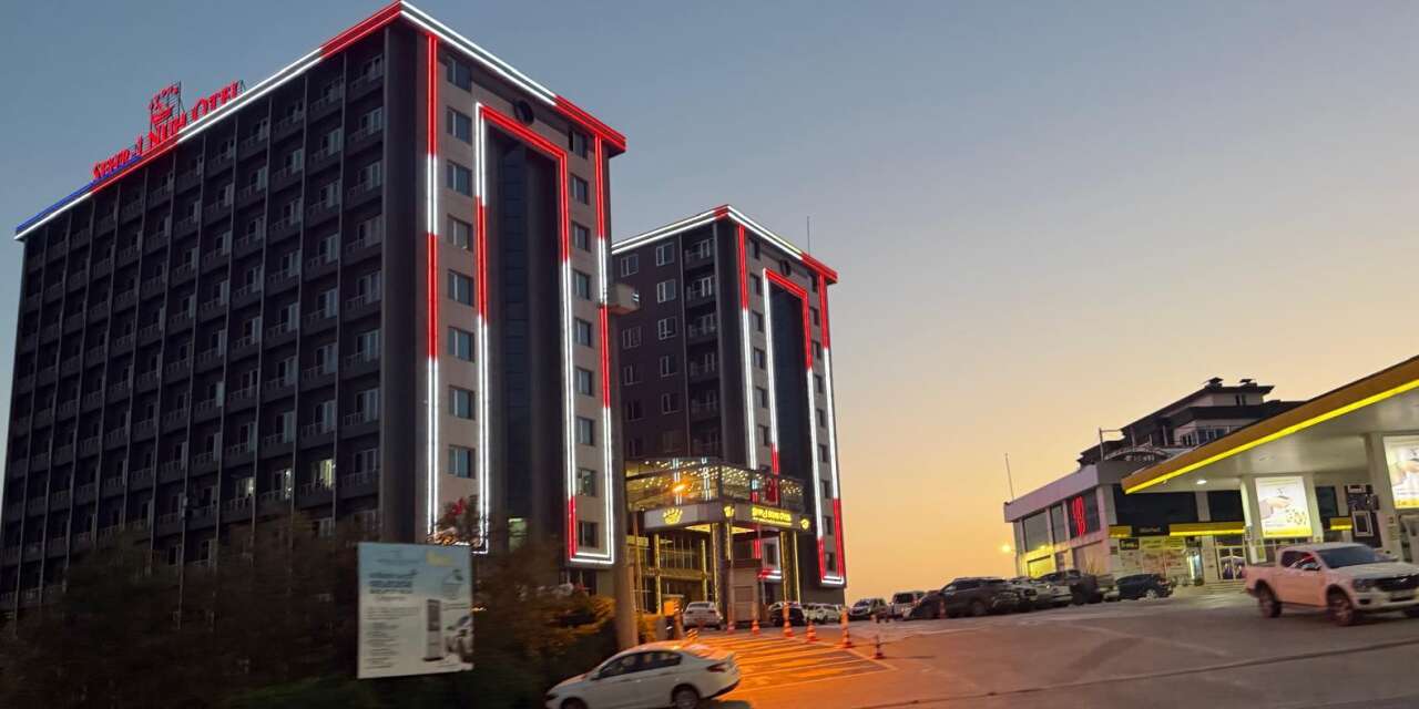 Şırnak’ta Zafer Bayramı Işıltısı: Şehr-i Nuh Otel Kırmızı-Beyaza Büründü