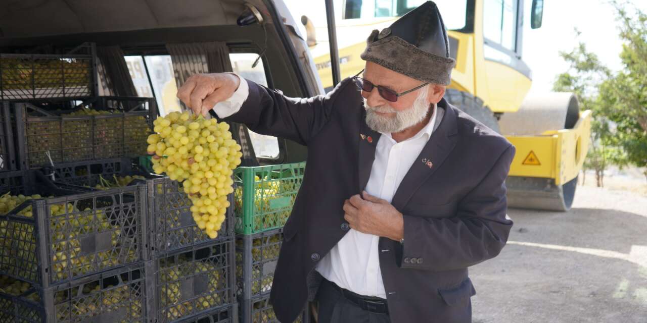 “Elmacı Dede” bu kez 1 ton üzümle Şırnak’taki Mehmetçik’in kapısını çaldı