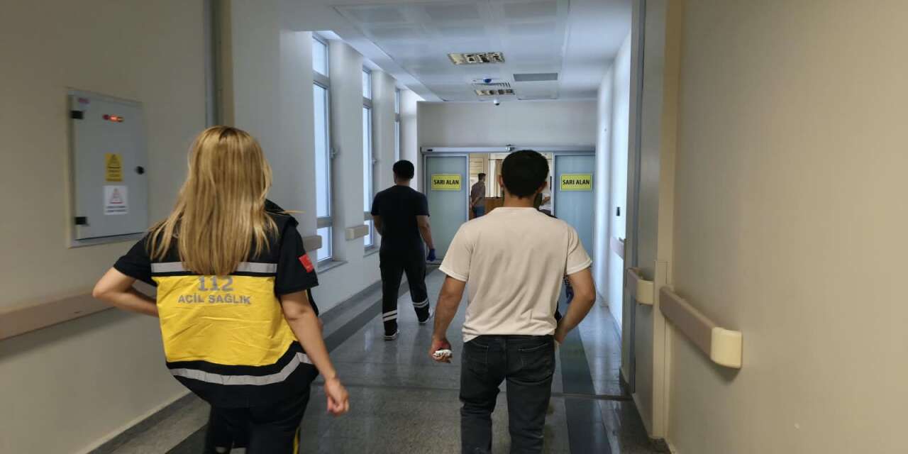Başına fayans düşen işçi yaralandı