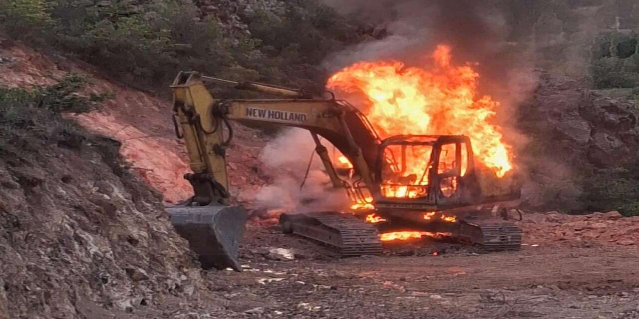 İş makinesi alev topuna döndü