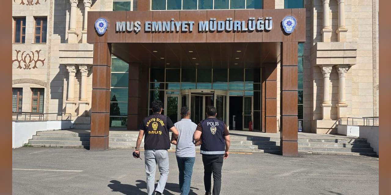 Muş'ta Emniyetten Nokta Operasyon! Kesinleşmiş Hapis Cezası Bulunan Şahıs Bulvarda Yakalandı