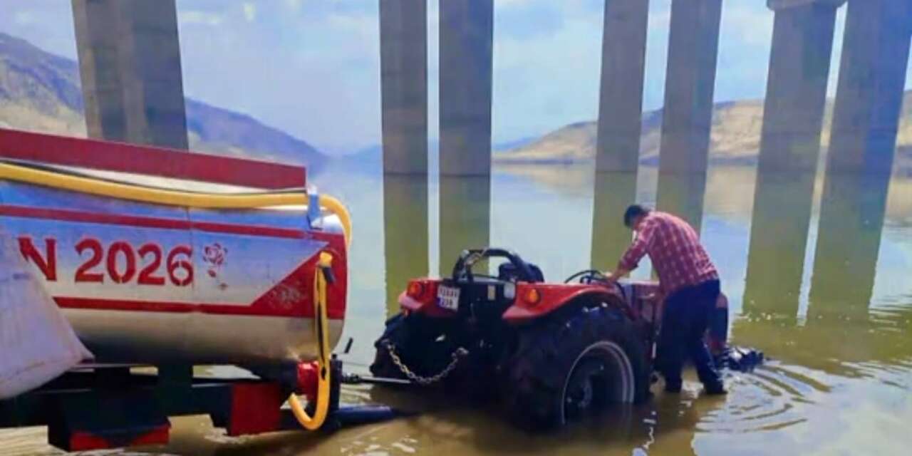 Hasankeyf’te sulara gömülen traktör için vatandaşlar seferber oldu