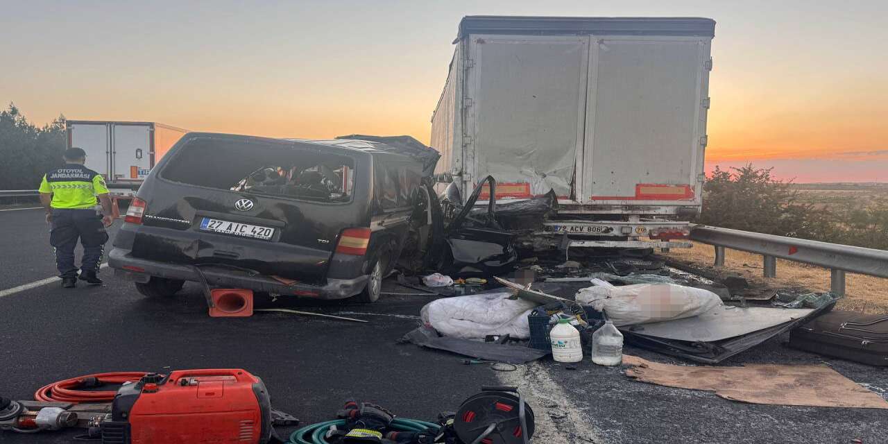 Otoyolda Feci Can Pazarı! Park Halindeki Tıra Minibüs Ok Gibi Saplandı: 2 Ölü, 2 Ağır Yaralı