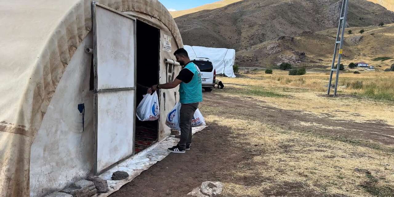 Şırnak’ta göçer ailelere giyim ve gıda desteği