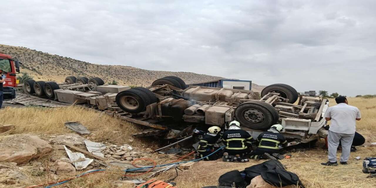 Batman’da tır devrildi: Sürücü hayatını kaybetti