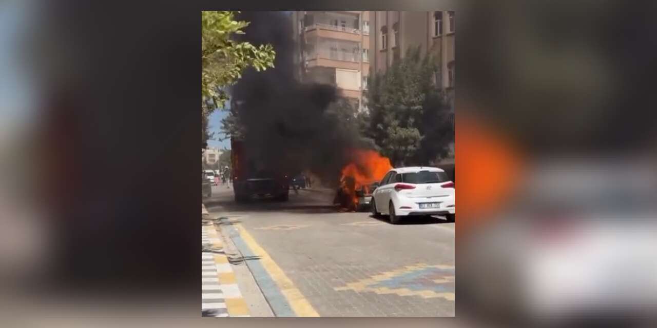 Karaköprü’de Korkutan Araç Yangını! Park Halindeki Otomobil Alev Alev Yandı