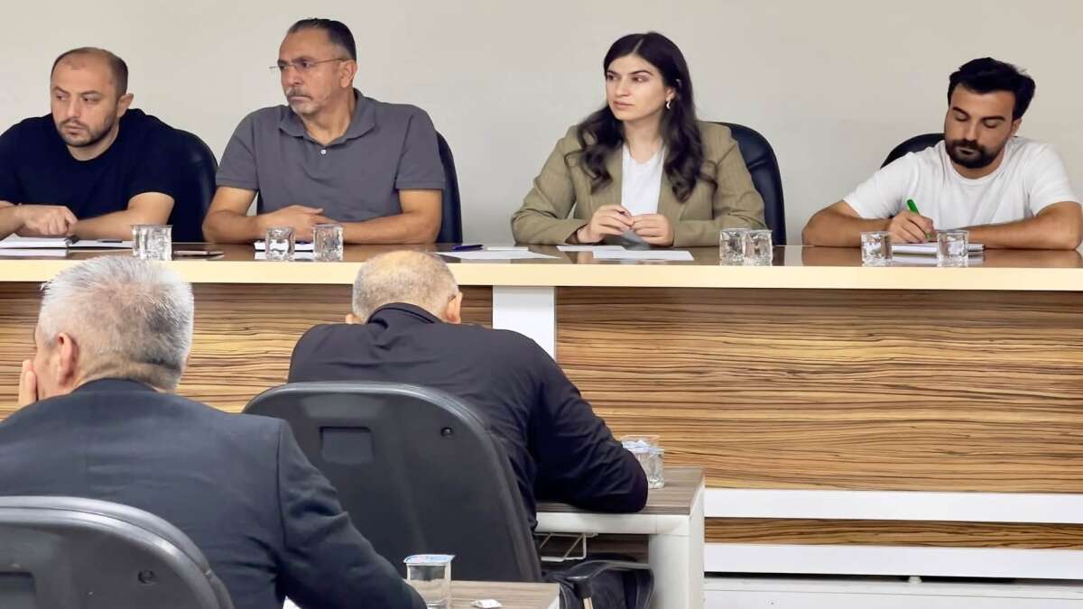 Silopi’de Kış Öncesi Muhtar Zirvesi! Başkan Jiyan Ormanlı Sahadaki İhtiyaçları Masaya Yatırdı