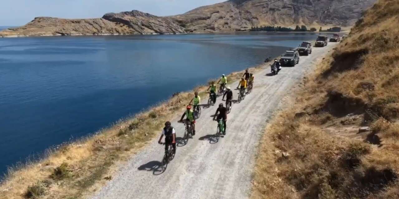 Doğaseverler Van Gölü'nün saklı cennetine pedal çevirdi