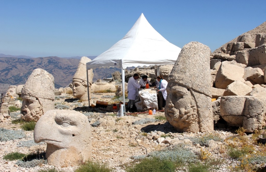 NEMRUT DAĞI’NDAKİ HEYKELLERE ‘NANO KİREÇ’ DOLGUSU