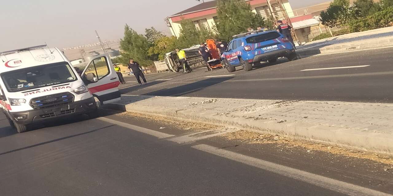 Takla Atan Araçta Sıkışanları Vatandaşlar Kurtardı