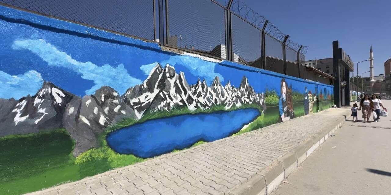 Yüksekova'da emniyet binasının duvarları açık hava galerisine dönüştü