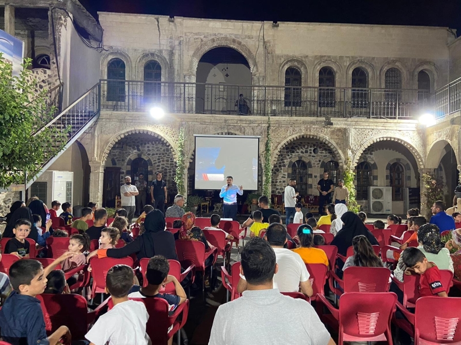 CİZRE’DE ÇOCUKLAR AÇIK HAVADA SİNEMA İZLEDİ